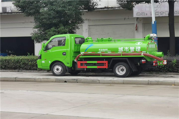 與環境共生，負責城市清理清潔工作的專用車輛國六藍牌吸糞車