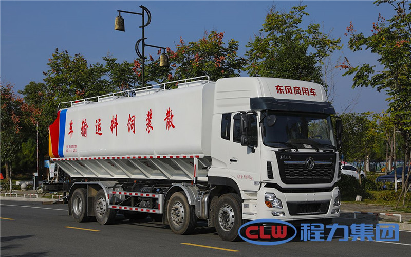 東風(fēng)天錦三軸散裝飼料運(yùn)輸車(chē)結(jié)構(gòu)簡(jiǎn)單，操作方便靈活，易維修保養(yǎng)