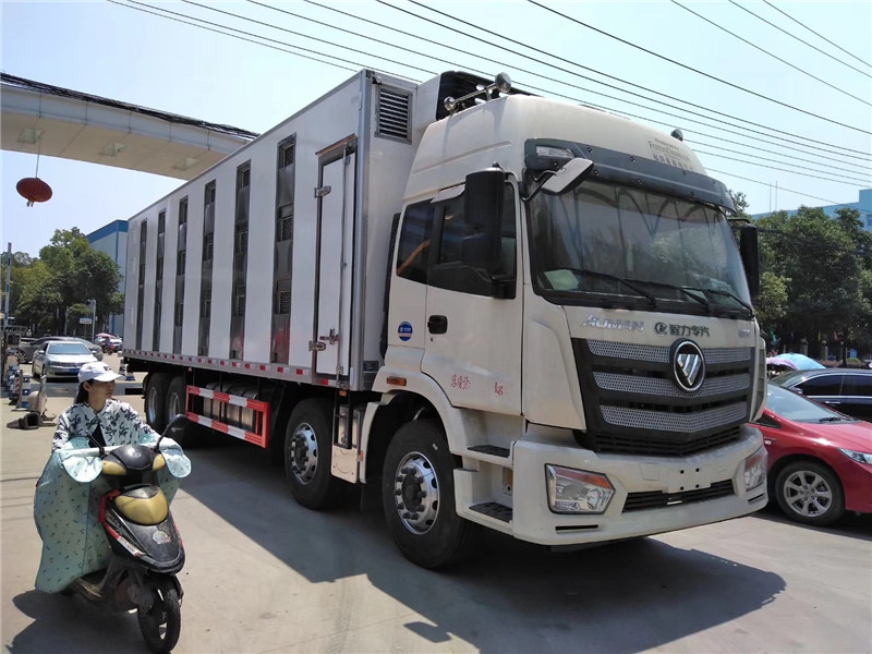 東風(fēng)天龍畜禽運(yùn)輸車(chē)減少死亡率，提高運(yùn)輸效率，自動(dòng)化程度高