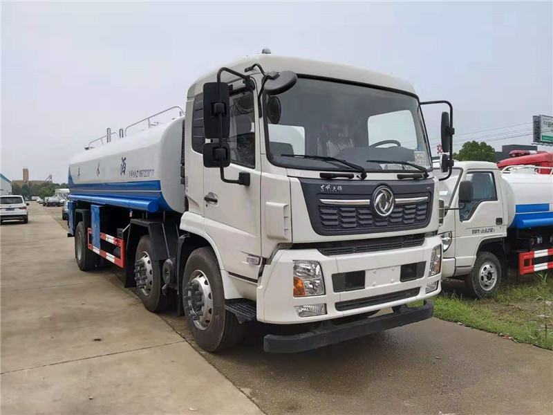 東風(fēng)D9灑水車(chē)很霸氣，賞心悅目，有氣吞山河之勢(shì)