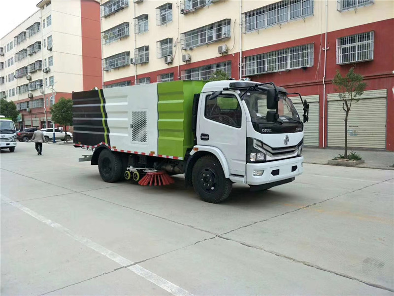 東風天龍后八輪洗掃車配備全自動液壓操控系統(tǒng)，360度無死角